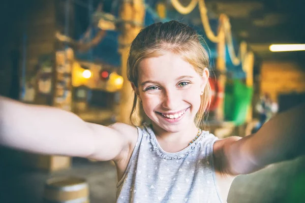 Fröhliches kleines Mädchen macht Selfie — Stockfoto