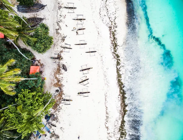 Prachtige turquoise Oceaan voldoet aan Afrikaanse eiland met huizen en palmen — Stockfoto
