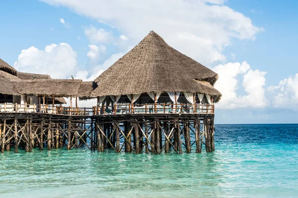 Paisaje con hotel africano en el mar en el muelle, Zanzíbar — Foto de Stock