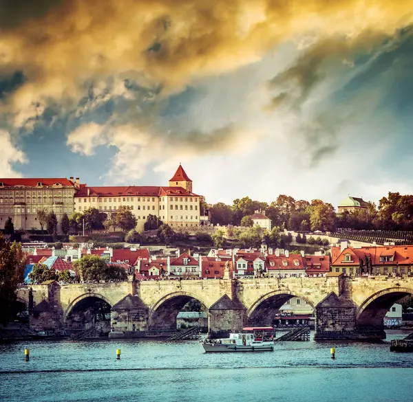 Puente de Carlos y otros lugares de interés en Praga — Foto de Stock