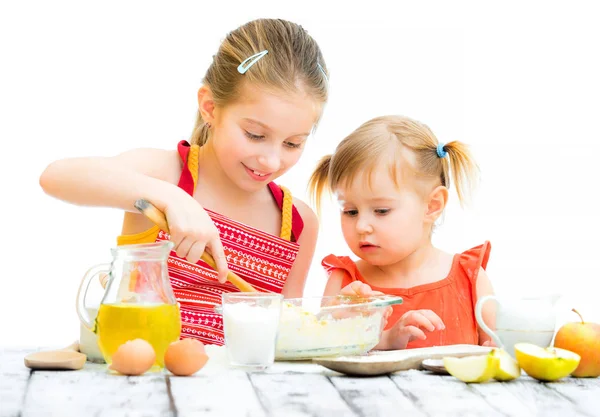 Irmãs cozinhar em branco — Fotografia de Stock