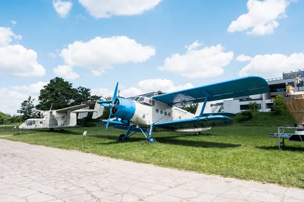 Avião com hélice no Museu da Aviação em Cracóvia — Fotografia de Stock