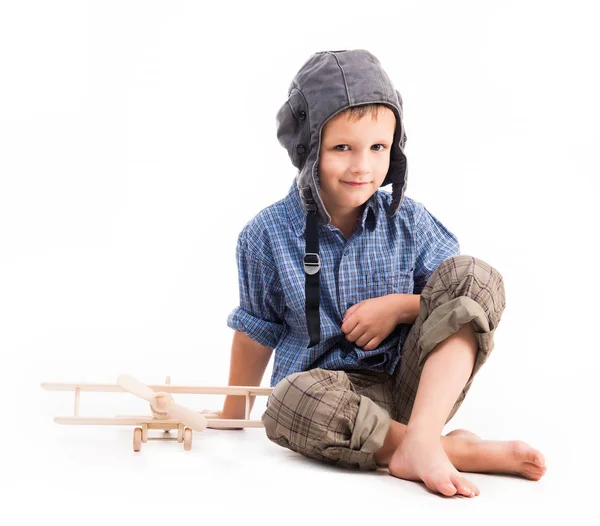 Menino com chapéu de piloto e avião de brinquedo — Fotografia de Stock
