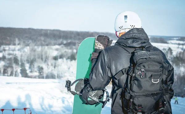 Ανθρώπους με κοστούμι σκι κρατώντας ένα snowhill σνόουμπορντ — Φωτογραφία Αρχείου