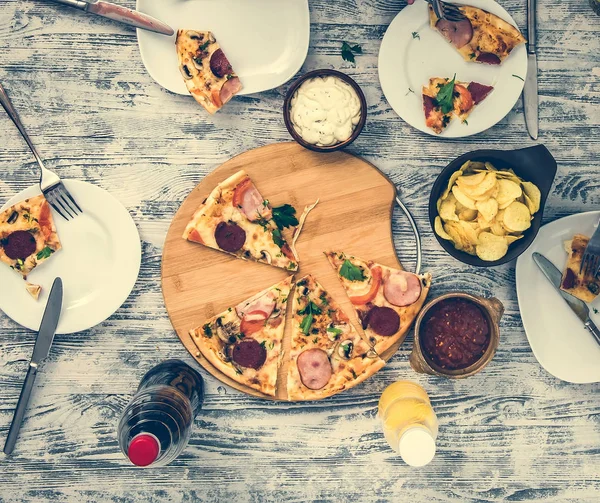 Dilim pizza yönetim kurulu ve plakaları ile akşam yemeği — Stok fotoğraf