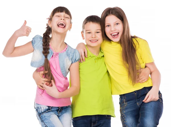 Beetje schattige jongen omarmen twee kleine meisjes lachen — Stockfoto