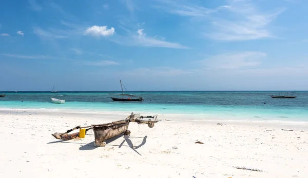 Wooden canoe on the shore of Africa — Stock Photo, Image