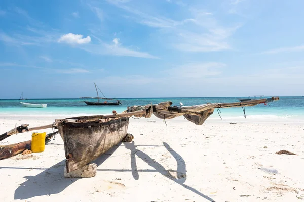 Dřevěné kánoe na břehu Afriky — Stock fotografie