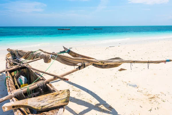 Wooden canoe on the shore of Africa — Stock Photo, Image