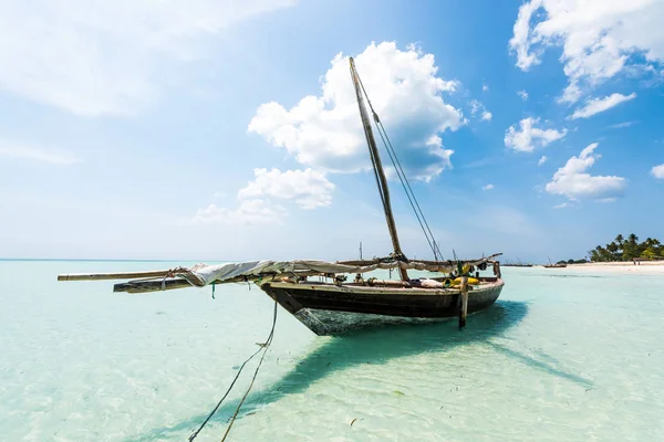 Boat anchored on the African shore — Stock Photo, Image