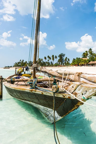 Ξύλινη βάρκα στην παραλία με αφρικανικό νησί στο παρασκήνιο — Φωτογραφία Αρχείου