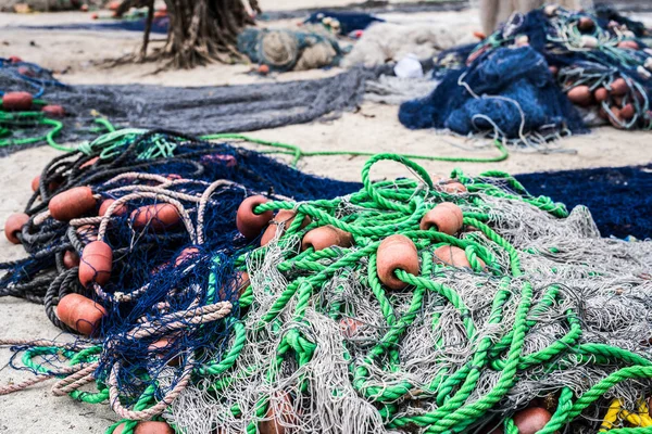 Mucchio di reti da pesca con galleggianti e corde colorate — Foto Stock