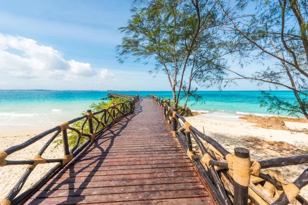 Holzbühne, die zum Meer führt, Afrika — Stockfoto