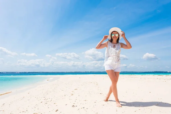 Belle fille souriante en chapeau sur une plage — Photo