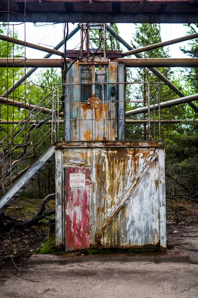 Rostiger verlassener Aufzug auf den Gipfel von Duga in Pripyat — Stockfoto