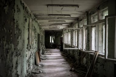 okul Oda sandalye döndü ve pencere çerçeveleri içinde Pripyat açıldı