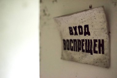 Duvar Boya ve tabela Pripyat terk edilmiş okulda peeling ile