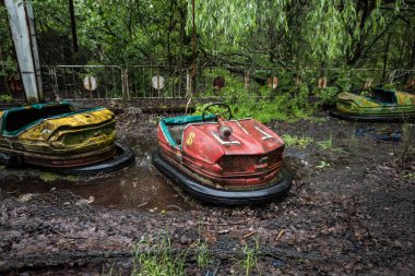 Pripyat Park terk edilmiş arabalar