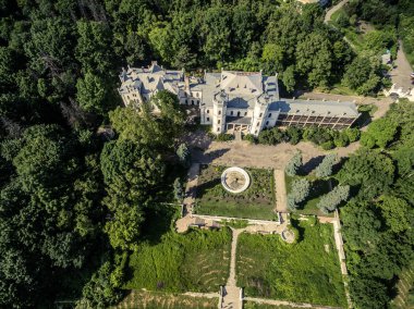 Beyaz Kuğu'nun Sarayı ve Sharivka Parkı, Kharkiv bölgesi bahçede güzel manzara