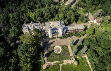 Beyaz Kuğu'nun Sarayı ve Sharivka Parkı, Kharkiv bölgesi bahçede güzel manzara