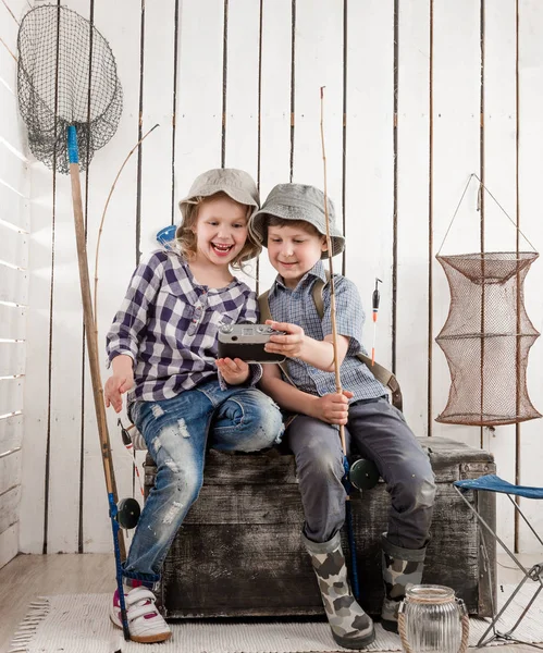 Дві маленькі усміхнені діти роблять селфі — стокове фото