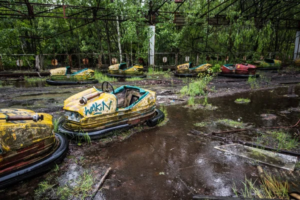 Abandoned cars in Pripyat park — Stock Photo, Image