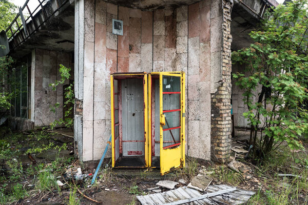 ржавая телефонная будка в заброшенном Припяти, Чернобыль
