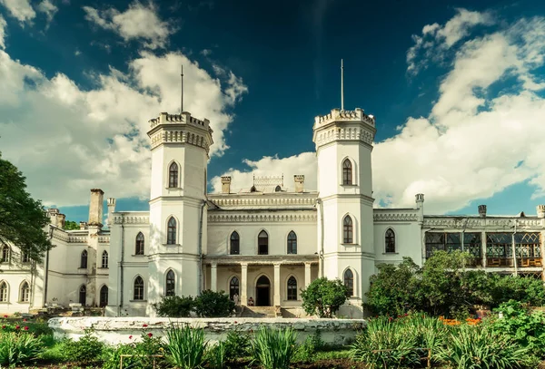 Castelo de cisne branco no parque Sharivka, região de Kharkiv — Fotografia de Stock