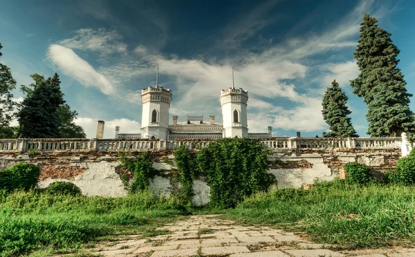 Білий лебідь замок у Sharivka парку, Харківської області — стокове фото
