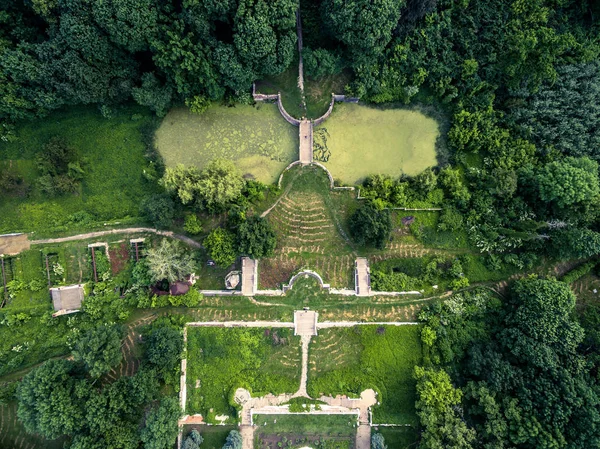 Smuk udsigt på White Swan palads og værftet i Sharivka park, Kharkiv region - Stock-foto