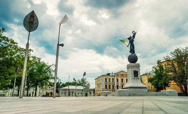Constitution square with statue "Glory to Ukraine" in Kharkiv — Stock Photo, Image