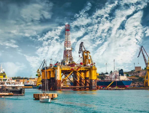 Oil platform in repair — Stock Photo, Image