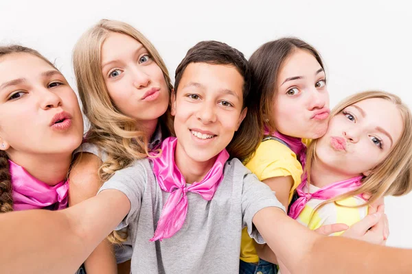 Chico haciendo selfie con lindo niñas —  Fotos de Stock