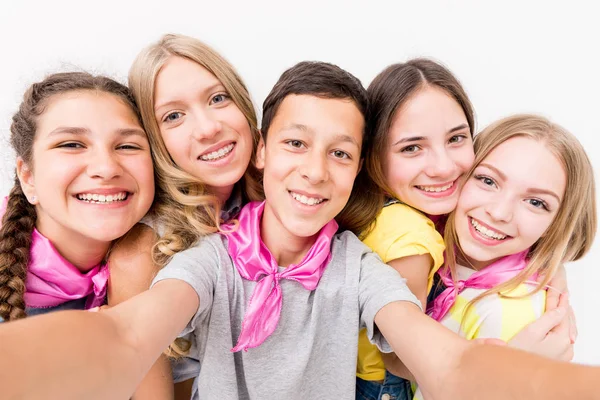 Chico haciendo selfie con lindo niñas —  Fotos de Stock