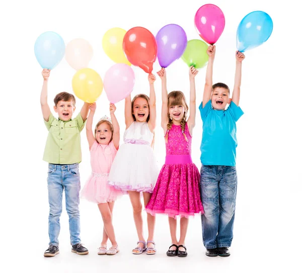 Lindos niños pequeños con manos uo y globos — Foto de Stock