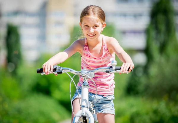 Leende liten flicka ridning cykel — Stockfoto