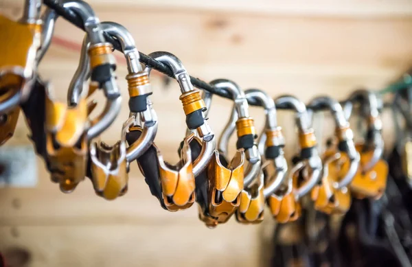 Carabiners för klättrare som hängde på ett rep — Stockfoto