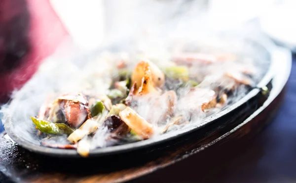 Mariscos asados con verduras en humo — Foto de Stock