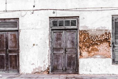 ahşap açık kapılar taş şehrin bir sokakta yıpranmış