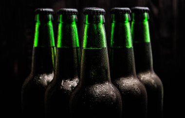 Yeşil bira şişeleri