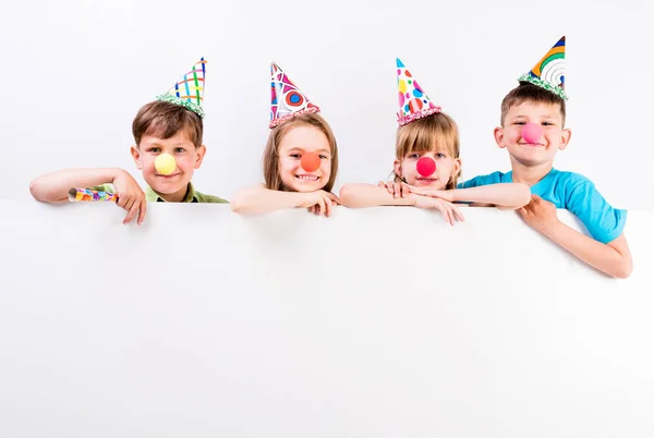 Дети с праздничными украшениями и пустой рекламой — стоковое фото