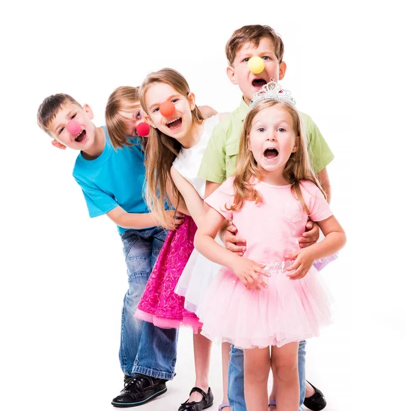 Niños riendo con narices de payaso de pie uno por uno —  Fotos de Stock