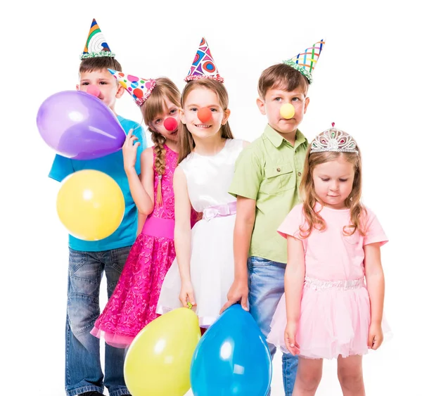 Смешные дети с клоунскими носами и шляпами на день рождения — стоковое фото
