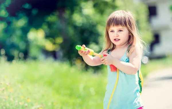 Meisje met water pistool schieten — Stockfoto