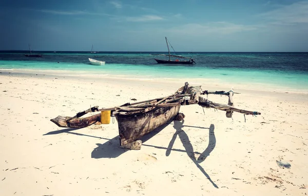 Wooden canoe on the shore of Africa — Stock Photo, Image