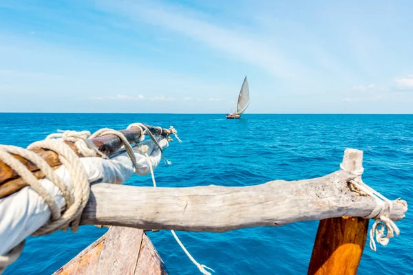 Вид на море и океан с деревянной лодки — стоковое фото