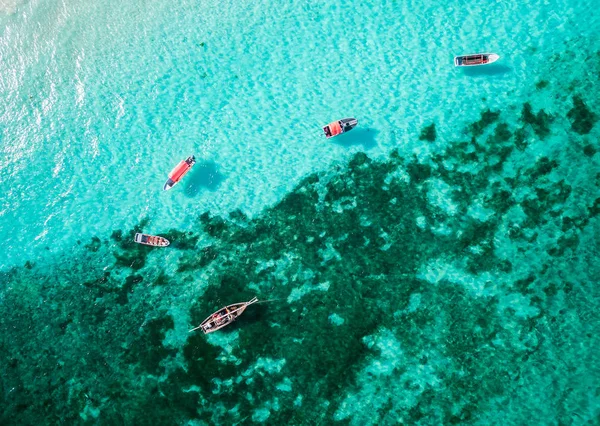 Krásný pohled shora jasné oceánu s čluny — Stock fotografie