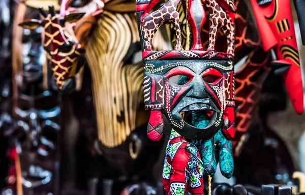 Kleurrijke masker op de Afrikaanse markt — Stockfoto