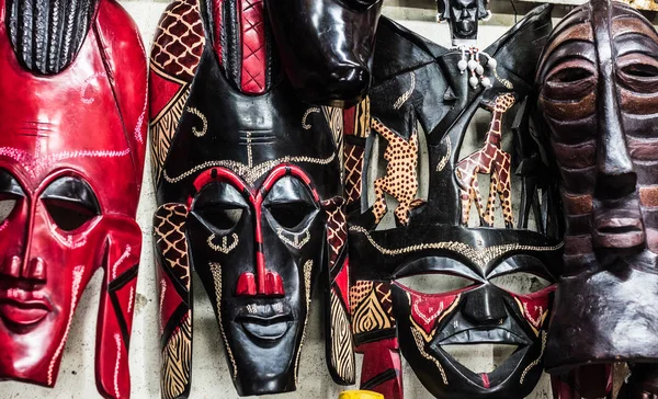 Diferentes máscaras tribais coloridas no mercado — Fotografia de Stock
