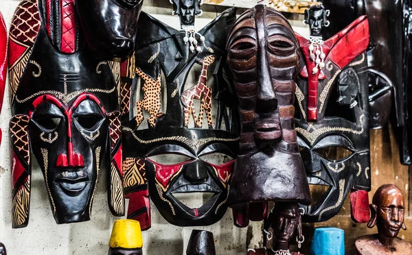 Varierte afrikanske stammemasker på loppemarkedet – stockfoto